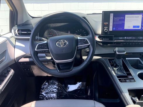 Used 2025 Toyota Sienna XLE FWD image 6