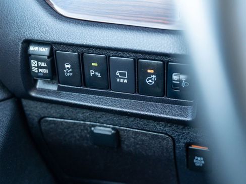 Used 2020 Toyota Sienna Limited Premium image 30