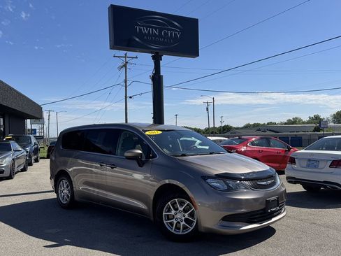 Used 2017 Chrysler Pacifica LX FWD image 2