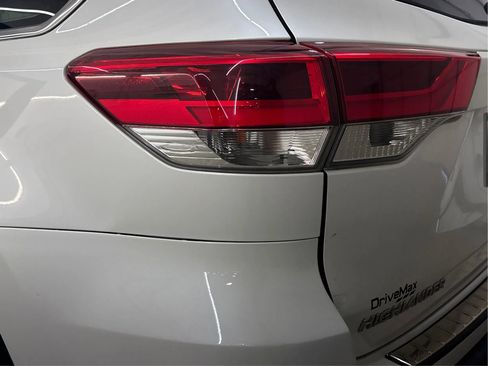 Used 2017 Toyota Highlander XLE AWD/4WD image 32