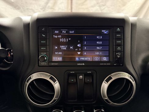 Used 2018 Jeep Wrangler Sahara w/ Connectivity Group image 18