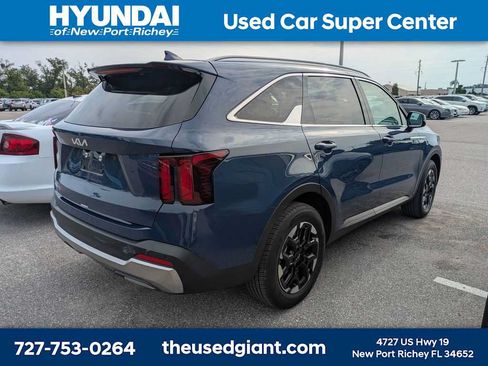 Used 2025 Kia Sorento S FWD image 2