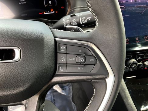 Used 2025 Jeep Grand Cherokee Limited AWD/4WD image 12