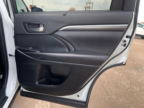 Used 2019 Toyota Highlander SE image 19