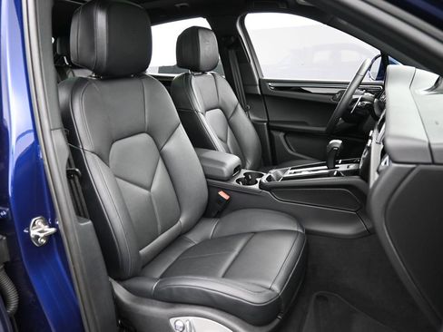 Certified 2025 Porsche Macan image 31