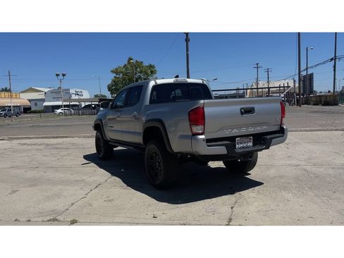 Used 2017 Toyota Tacoma TRD Off-Road AWD/4WD image 9