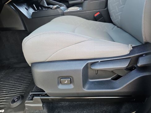 Certified 2025 Toyota Tacoma SR5 AWD/4WD image 17