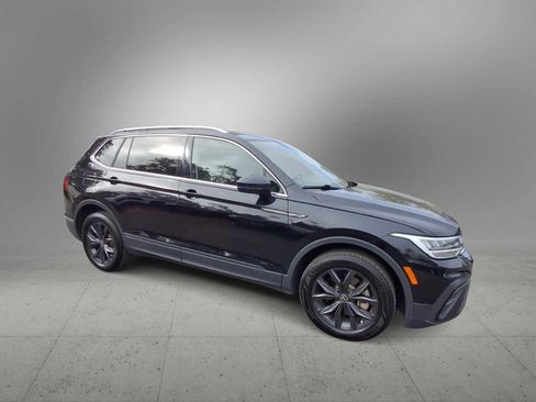 Used 2024 Volkswagen Tiguan SE image 2