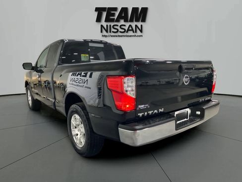 Used 2018 Nissan Titan SV image 4