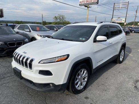 Used 2016 Jeep Cherokee Latitude w/ Cold Weather Group AWD/4WD image 1