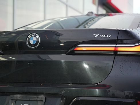 Used 2024 BMW 740i image 11