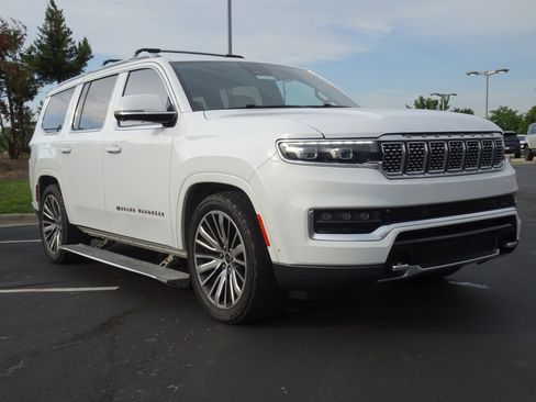 Used 2022 Jeep Grand Wagoneer Series III w/ HD Trailer Tow Package AWD/4WD image 5