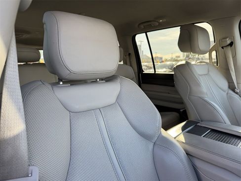 Certified 2024 Jeep Wagoneer L Series II w/ Flexible Seating Group image 5