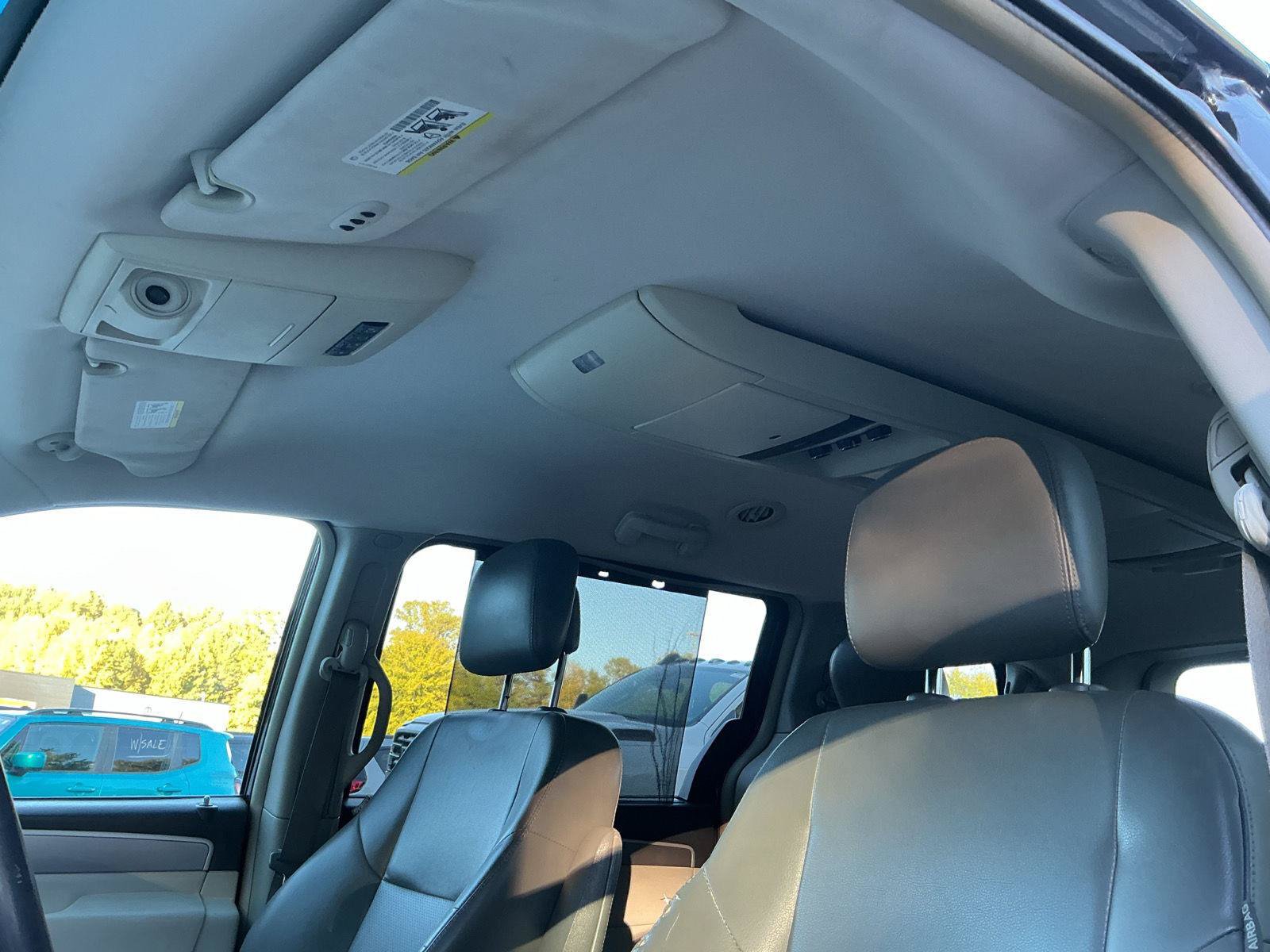 Used 2011 Volkswagen Routan SE FWD image 22