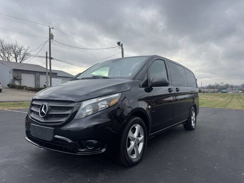 Used 2017 Mercedes-Benz Metris Passenger image 3