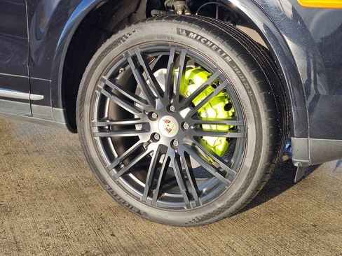 Used 2017 Porsche Cayenne S image 9