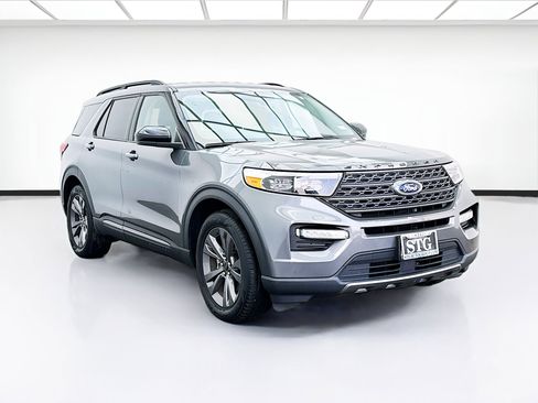 Used 2023 Ford Explorer XLT w/ Equipment Group 202A image 3