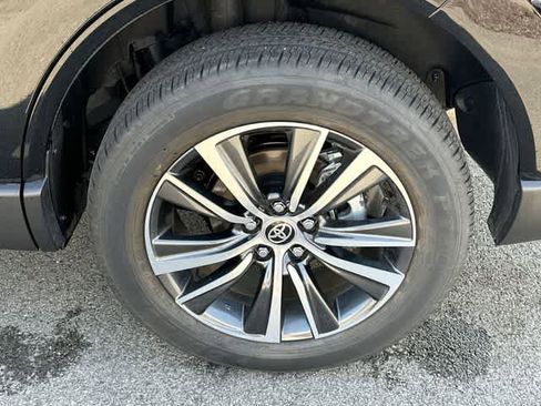 Used 2024 Toyota Venza LE image 5