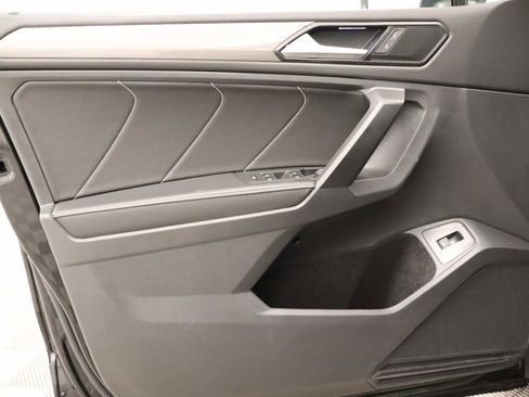 Used 2022 Volkswagen Tiguan SE R-Line image 17