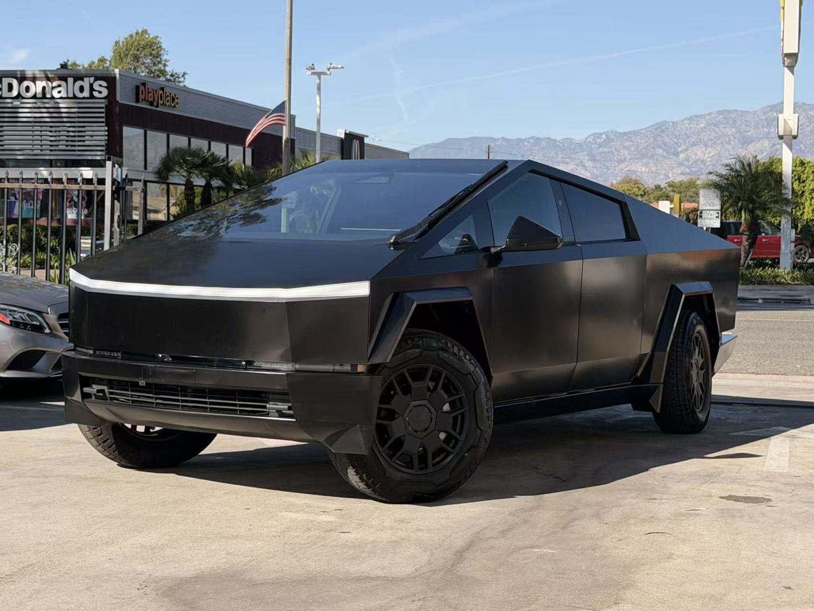 Used 2024 Tesla Cybertruck AWD Crew Cab image 2