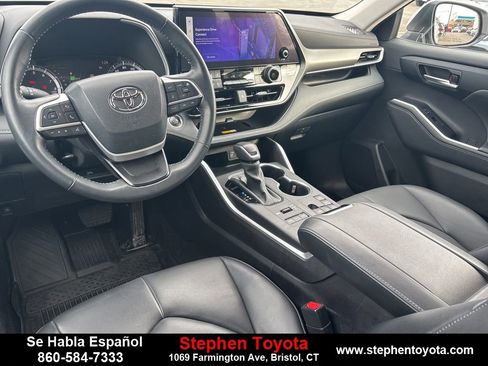 Used 2024 Toyota Highlander XLE image 13
