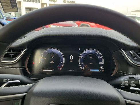 Used 2023 Jeep Grand Cherokee Limited image 18