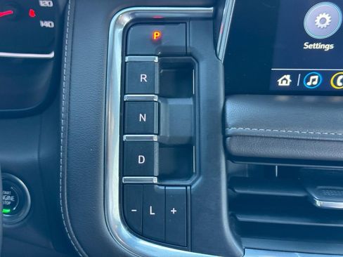 Used 2021 Chevrolet Suburban Z71 w/ Z71 Signature Package image 16