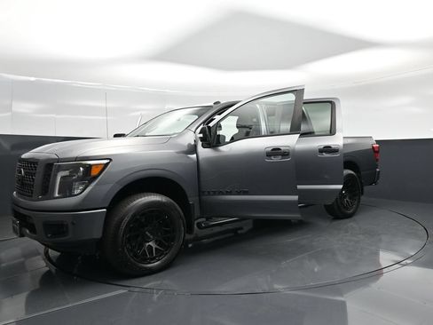 Used 2019 Nissan Titan SV w/ SV Convenience Package RWD image 31