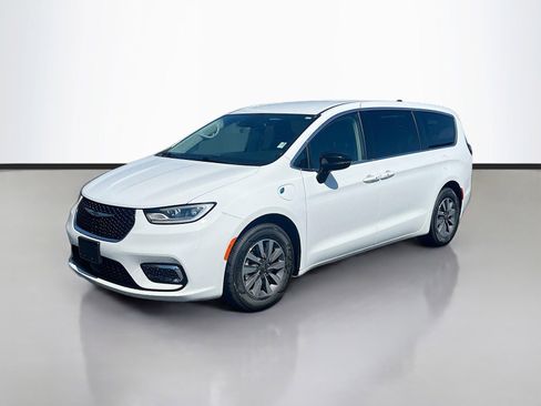 Used 2024 Chrysler Pacifica Limited FWD image 3