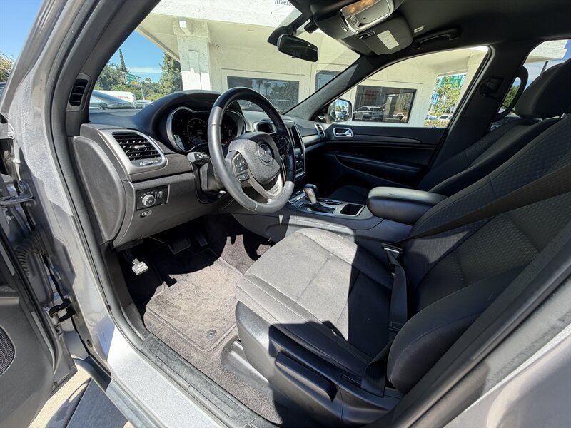 Used 2018 Jeep Grand Cherokee Laredo RWD image 10