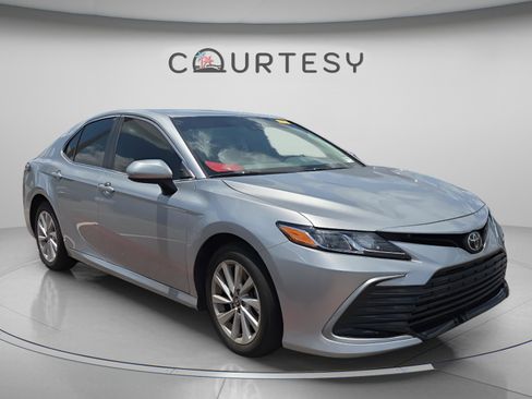 Certified 2022 Toyota Camry LE FWD image 3