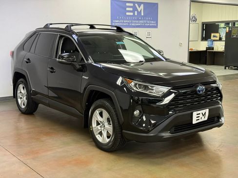 Used 2019 Toyota RAV4 XLE AWD/4WD image 4