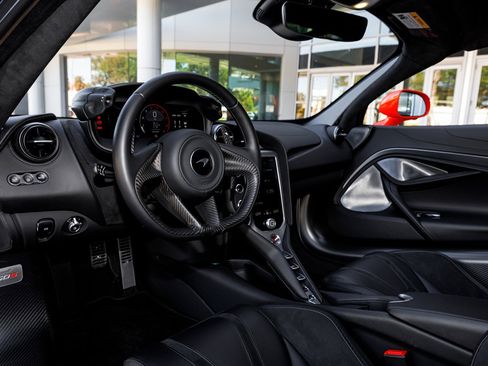 Used 2024 McLaren 750S image 19