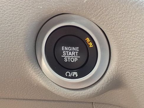 Used 2023 Chrysler Pacifica Touring-L FWD image 19