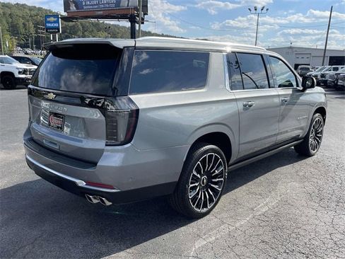 New 2026 Chevrolet Suburban High Country image 3