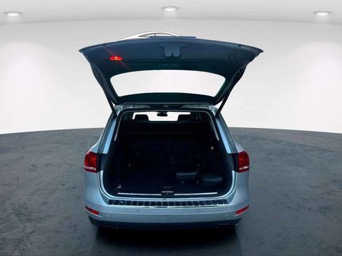 Used 2012 Volkswagen Touareg VR6 image 12
