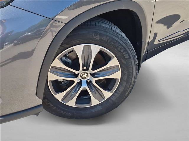 Used 2023 Toyota Highlander XLE FWD image 10