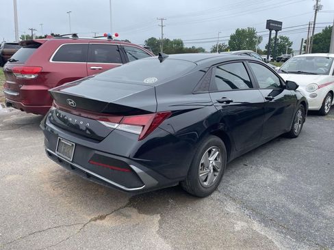 Used 2024 Hyundai Elantra SE FWD image 5