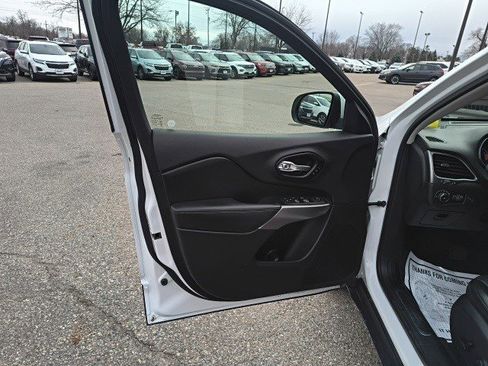 Used 2019 Jeep Cherokee Limited image 10