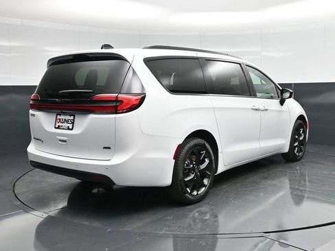 New 2026 Chrysler Pacifica Select w/ S Appearance Package image 9