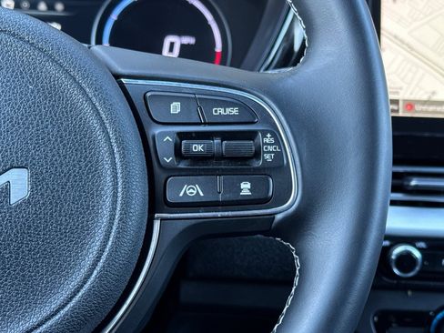 Used 2022 Kia Niro EX image 29