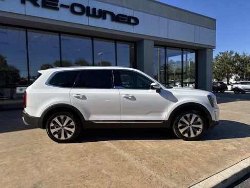 Used 2022 Kia Telluride EX w/ EX Premium Package image 2