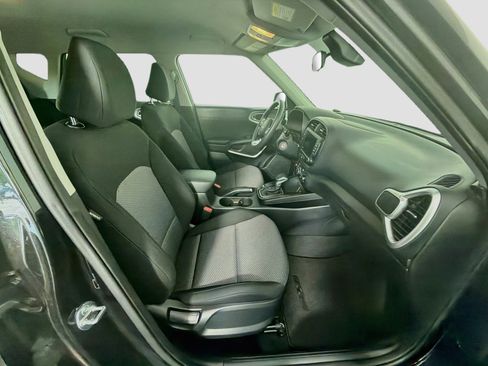 Used 2025 Kia Soul LX w/ LX Technology Package FWD image 31
