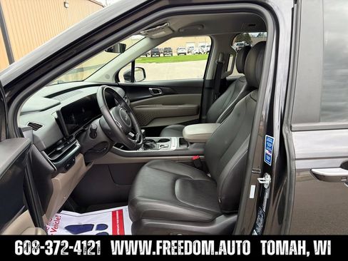 Used 2025 Kia Carnival FWD image 9