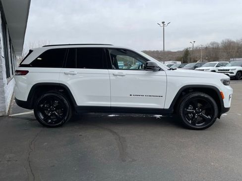 Used 2023 Jeep Grand Cherokee Altitude image 4