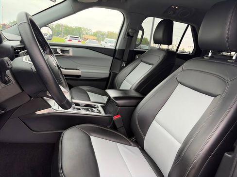 Used 2023 Ford Explorer XLT w/ Equipment Group 202A AWD/4WD image 17