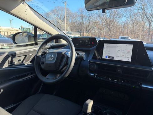 Used 2025 Toyota Prius LE image 32