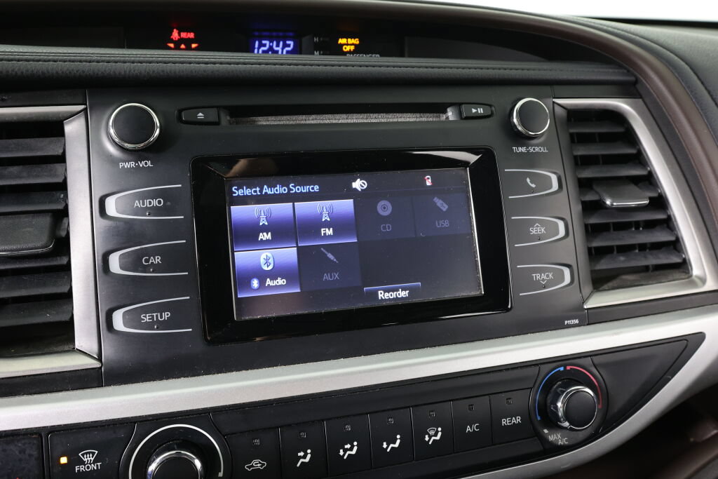 Used 2017 Toyota Highlander LE AWD/4WD image 34