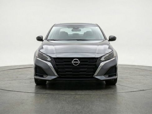 Used 2025 Nissan Altima 2.5 SV FWD image 2