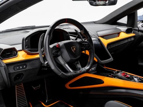 Used 2024 Lamborghini Revuelto image 9